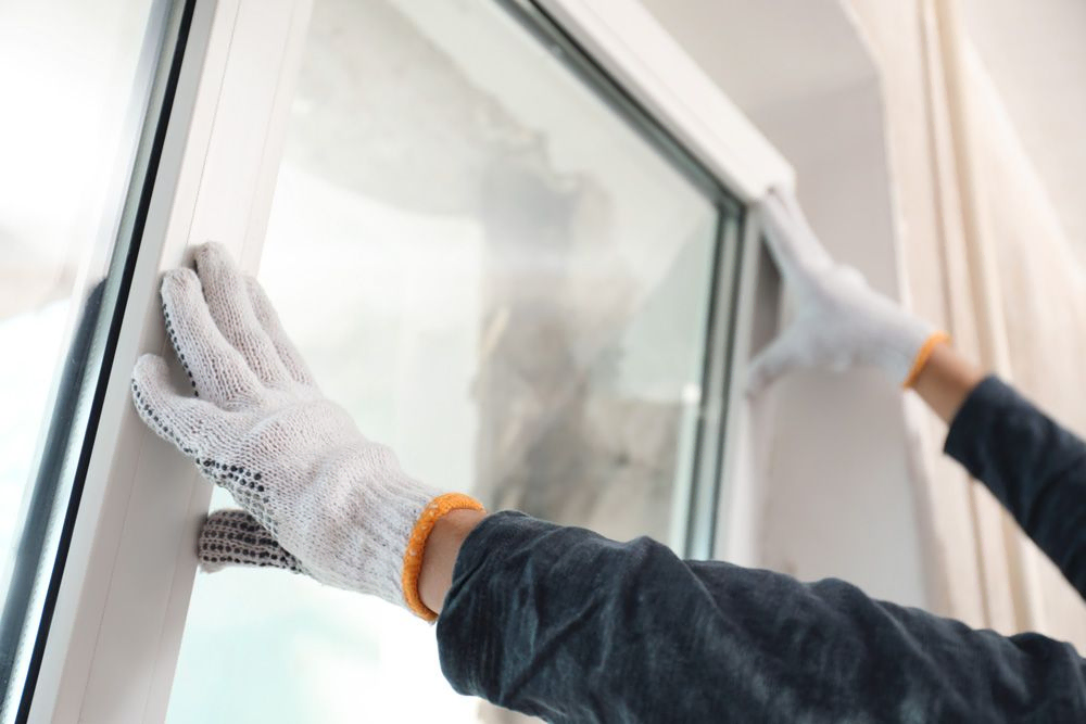 Glasgeländer an einem Balkon