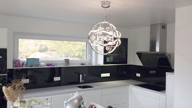 Moderne Küche mit Küchenschild aus schwarz lackierten Glas