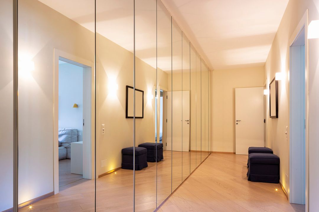 Spiegelwand in einem modernen Schlafzimmer