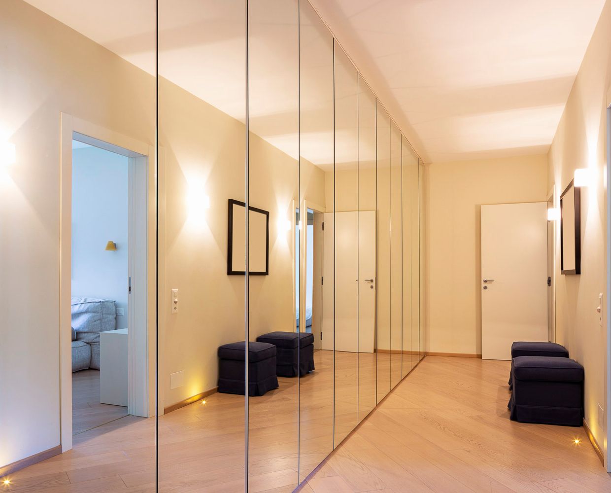 Spiegelwand in einem Schlafzimmer
