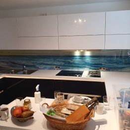 Moderne Küche mit Küchenschild aus bunt lackierten Glas