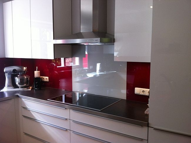 Moderne Küche mit rot lackierter Glasfläche