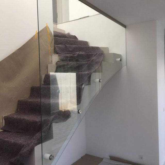 Glaswand vor moderner Treppe