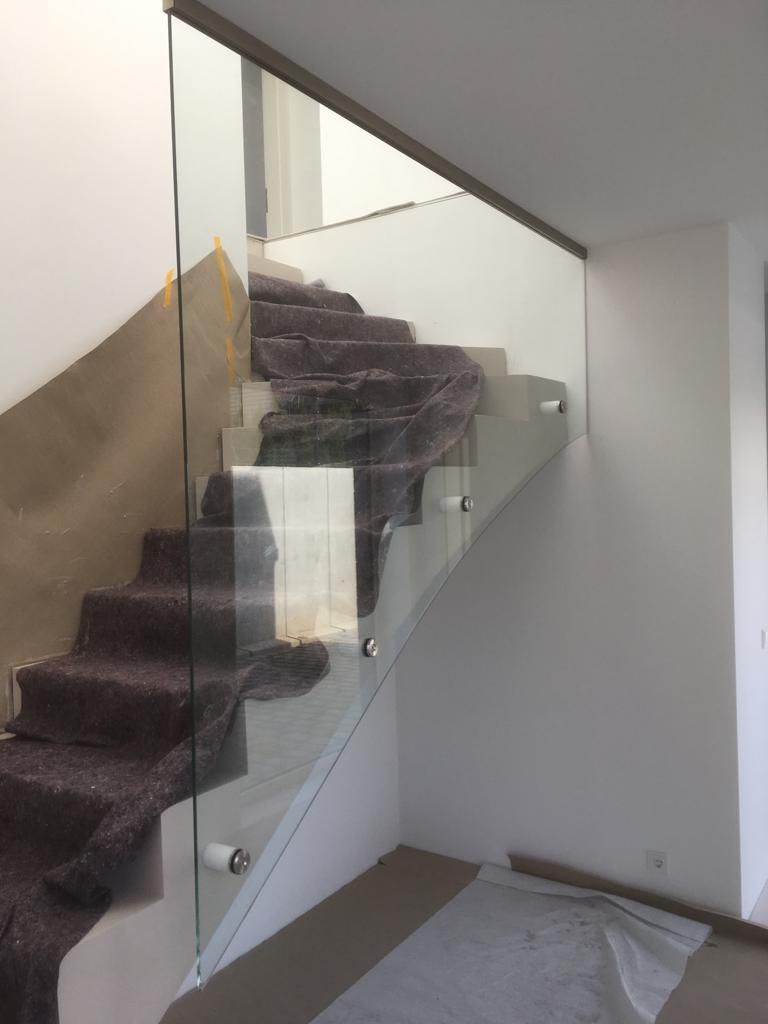 Glaswand vor moderner Treppe