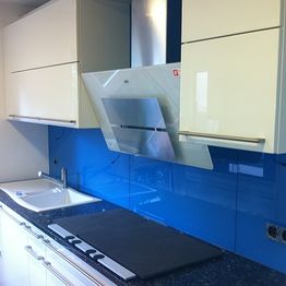 Moderne Küche mit Küchenschild aus blau lackierten Glas