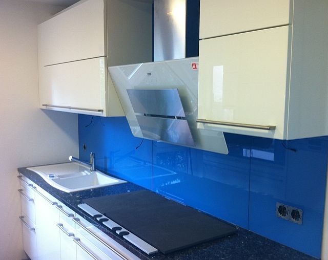 Moderne Küche mit Küchenschild aus blau lackierten Glas