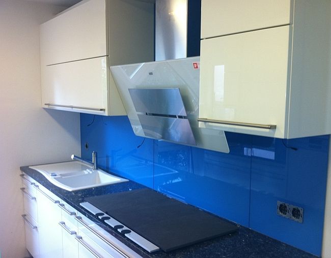 Moderne Küche mit Küchenschild aus blau lackierten Glas